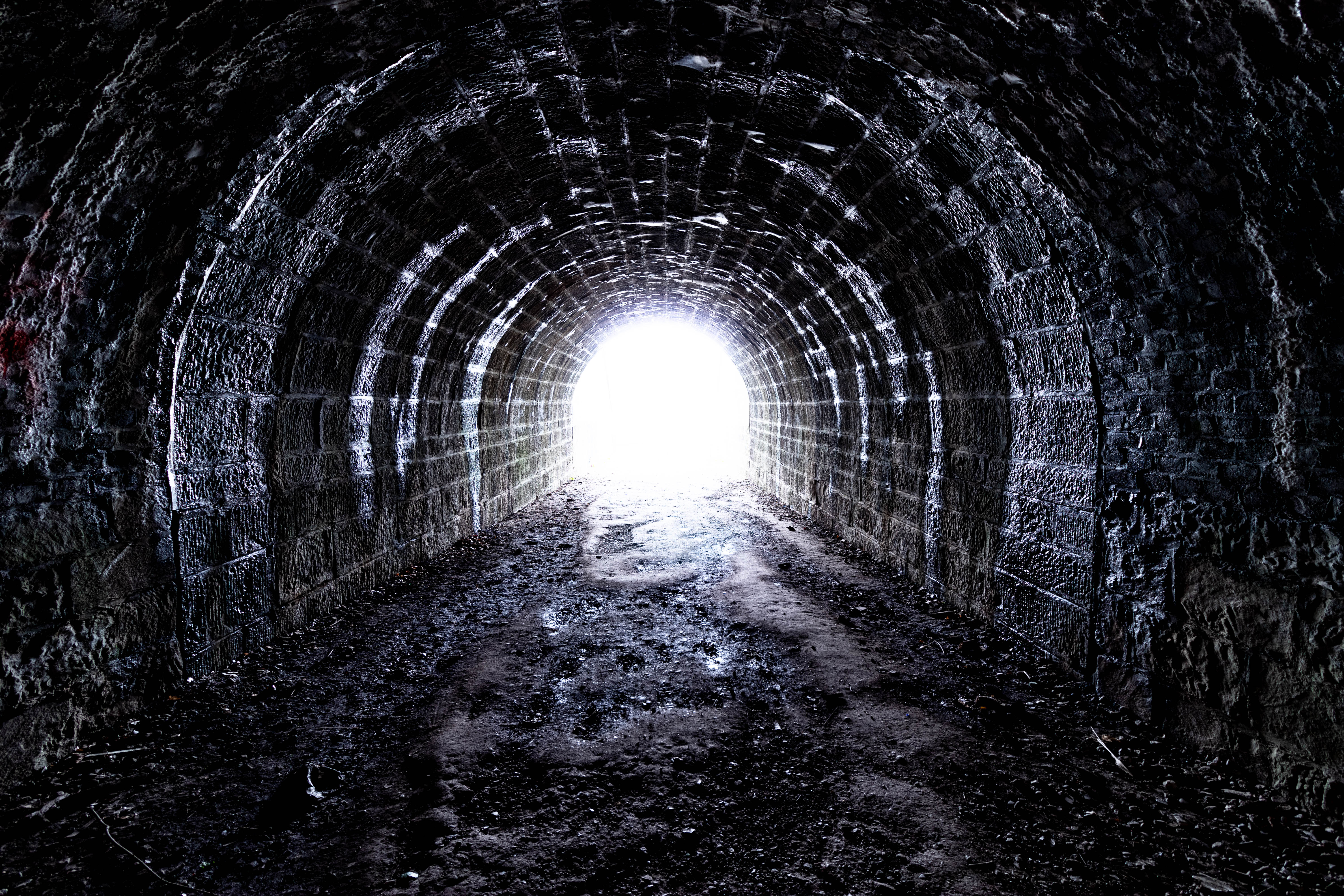 Porki #17 und dunkle Tunnel und Strommasten